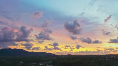 Gün batımında gökyüzünde süzülen bulutlar havadan bakıldığında görülebiliyor.