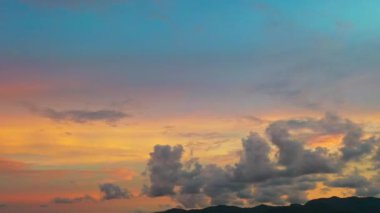 Phuket kırsalında renkli bir günbatımının havadan görünüşü