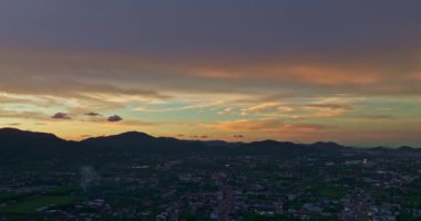 Phuket Adaları üzerindeki pastel bulutların hava görüntüsü