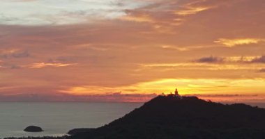 Tayland 'da dramatik bir günbatımı sırasında Phuket' in Büyük Buda 'sının hava manzarası