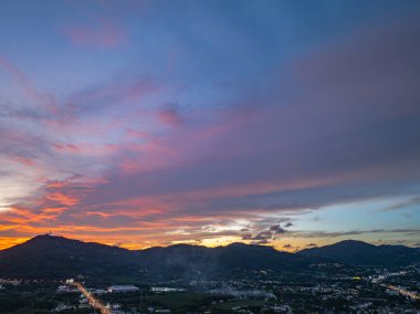 Phuket Büyük Buda 'nın arkasında dramatik bir günbatımı Phuket Büyük Buda' nın üzerinde Phuket Tepelerinde dramatik bir günbatımı.