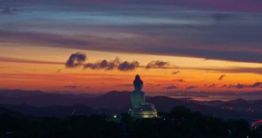 Phuket 'in üzerinde alacakaranlıkta güzel bir bulut. Büyük Buda.
