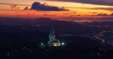 Phuket 'in üzerinde alacakaranlıkta güzel bir bulut. Büyük Buda.