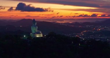 Hava manzaralı Phuket Büyük Buda çarpıcı renkli alacakaranlıkta