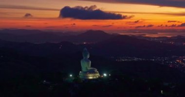 Hava manzarası Phuket 'in üzerinde alacakaranlıkta çarpıcı renkli bulutlar Büyük Buda