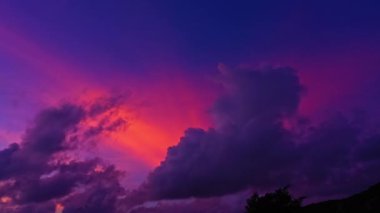 Alacakaranlıkta koyu mavi gökyüzünde inanılmaz pembe bulutların havadan görünüşü.