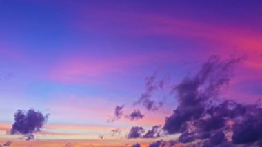 Gün batımında koyu mavi gökyüzünde inanılmaz pembe bulutların havadan görünüşü