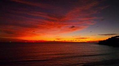 Okyanusun üstündeki günbatımında inanılmaz renkli bulutların havadan görünüşü