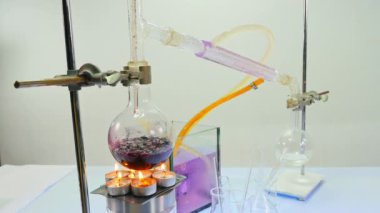 Damıtmadan elde edilen buhar, bilim laboratuarındaki deneyler...