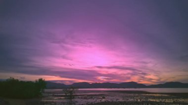 Mor Günbatımı denizin üzerinde, güzel gökyüzü, zaman aşımı