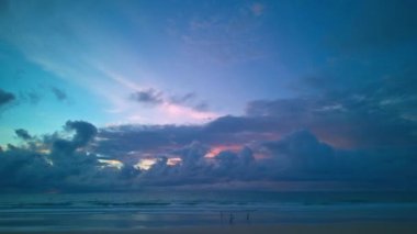 Gün batımında, Karon sahilinde mavi bulutların hızlanması, Phuket