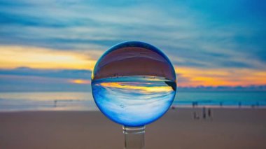 Gün batımında plajda kristal kürenin zaman aşımı