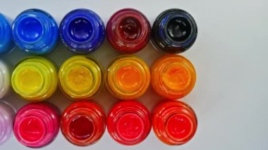 Bir kutuda düzenlenmiş cam şişelerdeki renk gölgeleri, video