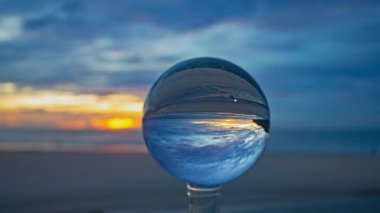 Camdan bir küre içindeki renkli akşam bulutlarının zaman aşımı