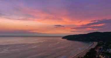 Tropikal bir sahil üzerindeki güzel günbatımı manzarası.