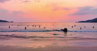 Patong Körfezi manzaralı, gün batımının güzel manzarası.