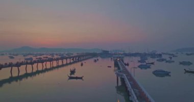 Gündoğumunda Chalong rıhtımının havadan görünüşü