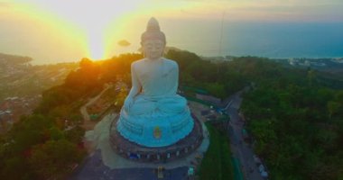 Büyük Buda heykeli canlı bir günbatımına bakıyor.. 