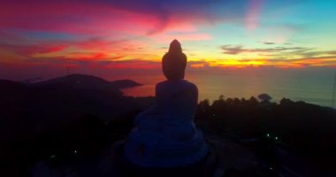 Büyük Buda heykeli canlı bir günbatımına bakıyor.. 