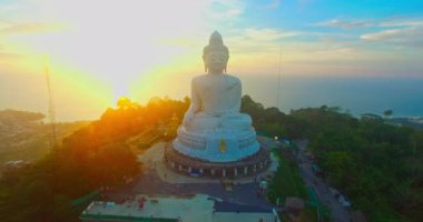 Büyük Buda heykeli canlı bir günbatımına bakıyor.. 