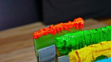 Gradyan rengi gibi birbirine karışsın diye cam sileceği üzerine kumaş yazdırma mürekkebi. Canlı boya darbelerinin büyüleyici dizisi, çeşitli renkler.... 