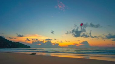 Gün batımlı güzel gökyüzünün zaman akışı