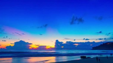 Ufkun ötesindeki bulutların ardında güneşin batışı.