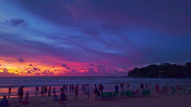 Gün batımındaki güzel gökyüzünün hızlandırılmış görüntüsü