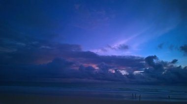 Koyu mavi gökyüzündeki bulutların hızlandırılmış görünümü