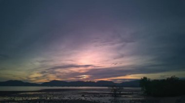 Güzel günbatımında zaman su gibi akıp geçiyor.