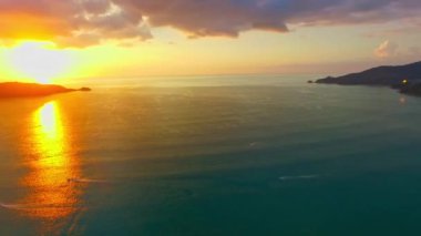 Patong Körfezi üzerindeki altın gün batımının havadan görüntüsü