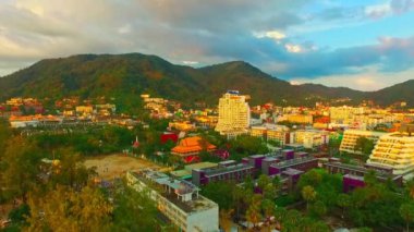 Patong plajındaki yeşil deniz manzaralı Phuket.