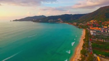 Patong Körfezi üzerinde Phuket 'in gün batımının hava görüntüsü.