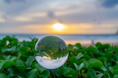 Zaman atlamalı misketler deniz uçağına yerleştirildi. Güneş batarken, deniz uçağının yeşil gölgeleri ve altın güneş manzarası berrak bir mermerde.