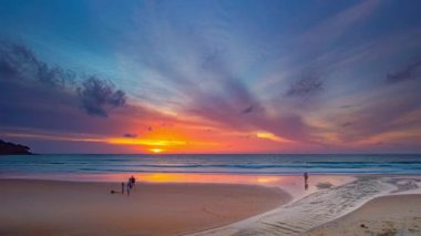 Karon sahili Phuket ufkunun üzerinde doğanın inanılmaz ışığıyla bir sahil günbatımı manzarasının sükuneti..