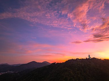 Phuket 'in üzerinde canlı gün doğumunun havadan görünüşü dağdaki büyük Buda.