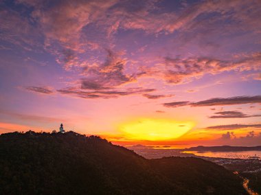 Phuket 'in üzerinde canlı gün doğumunun havadan görünüşü dağdaki büyük Buda.