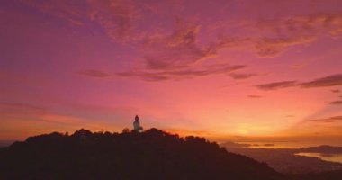 Phuket 'in üzerinde canlı gün doğumunun havadan görünüşü dağdaki büyük Buda.