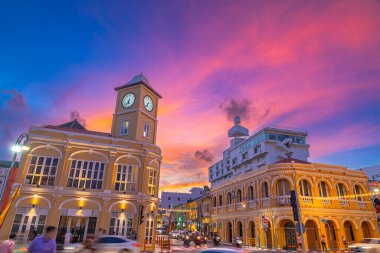 Phuket 'in eski kasabasındaki klasik binanın üzerindeki mavi gökyüzünde pembe bulut. Romantik güzel gökyüzü günbatımı sahnesi. Arka planda yavaş hareket eden bulut. Saat kulesi Phuket 'in simgesidir..