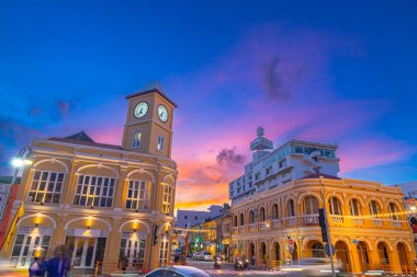 Phuket 'in eski kasabasındaki klasik binanın üzerindeki mavi gökyüzünde pembe bulut. Romantik güzel gökyüzü günbatımı sahnesi. Arka planda yavaş hareket eden bulut. Saat kulesi Phuket 'in simgesidir..