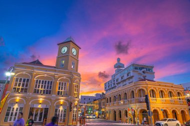 Phuket 'in eski kasabasındaki klasik binanın üzerindeki mavi gökyüzünde pembe bulut. Romantik güzel gökyüzü günbatımı sahnesi. Arka planda yavaş hareket eden bulut. Saat kulesi Phuket 'in simgesidir..