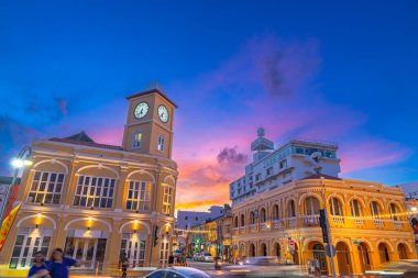 Phuket 'in eski kasabasındaki klasik binanın üzerindeki mavi gökyüzünde pembe bulut. Romantik güzel gökyüzü günbatımı sahnesi. Arka planda yavaş hareket eden bulut. Saat kulesi Phuket 'in simgesidir..
