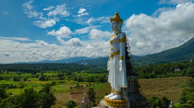Büyük Buda Brahma Panyo, Doi Luang dağının önünde dikiliyor, Chiang Mai doğal ortamdaki huzur ve maneviyatı sembolize ediyor. Yüksek dağ arkaplanı