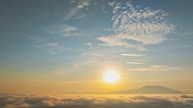 Hava hiper yanılma görüntüsü sis denizinin üzerinde parlıyor.