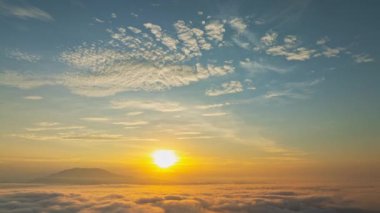 Hava hiper yanılma görüntüsü sis denizinin üzerinde parlıyor.