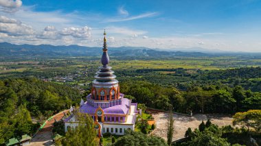 Yeşil vadiye bakan renkli bir pagoda 'nın havadan görünüşü. Pagoda, Wat Thaton 'da Chiang Mai Eyaleti' ndeki Kok Nehri kıyısında, Tayland 'ın Burma kenti yakınlarında.