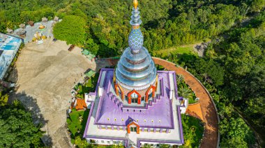 Yeşil vadiye bakan renkli bir pagoda 'nın havadan görünüşü. Wat Thaton 'daki pagoda. Chiang Mai ilindeki Kok Nehri kıyısında. Burma sınırına yakın.