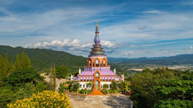 Yeşil vadiye bakan renkli bir pagoda 'nın havadan görünüşü. Wat Thaton 'daki pagoda. Chiang Mai ilindeki Kok Nehri kıyısında. Burma sınırına yakın.