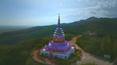 Tayland, Verdant Valley 'deki renkli pagoda manzarası