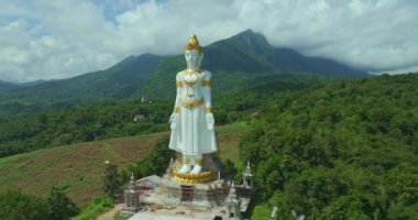 Uzun Buda Brahma Panyo heykelinin havadan görünüşü Doi Luang Dağı 'nın önünde duruyor, Chiang Mai vilayeti.
